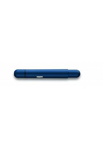 Vyzkoušejte inovativní design Pico Ballpoint imperialblue by LAMY, kompaktního kapesního pera, které se roztahuje na plnohodnotné kuličkové pero s důmyslným stiskacím mechanismem. Jeho malé, elegantní tvary a matný modrý lak se zařízením proti přetáčení z něj dělají nepostradatelný nástroj pro ty, kteří jsou na cestách. Toto pero je vybaveno kompaktní náplní M 22 black M z LAMY a povýší váš zážitek z psaní nad běžnou úroveň.