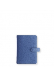 Finsbury modrý diář mini vista je sofistikovaný a elegantní, vyrobený z kvalitní kůže s bohatou dvoubarevnou povrchovou úpravou. Díky praktickým kapsám na karty a široké kapse na peněženku, kapse na zip a poutku na pero je tento diář ideální pro organizaci vašich poznámek a plánů. Tento miniaturní diář obsahuje týdenní dvoustránkový kalendář a adresář, díky čemuž se stane nedílnou součástí vaší každodenní rutiny.