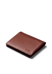 Zažijte dokonalou kombinaci pohodlí a stylu s peněženkou Slim Sleeve Wallet v kakaové barvě. Tato kompaktní peněženka, vyrobená z prvotřídní vyčiněné hovězí kůže, mistrně uspořádá vaše nezbytnosti, pojme až 12 karet a přehledně uloží složené bankovky. Pro minimalisty, kteří si cení funkčnosti, je tato peněženka ideálním společníkem.